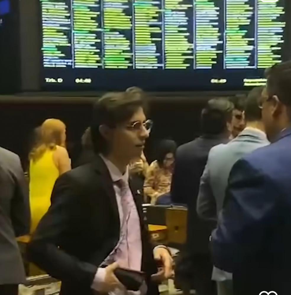 Amom cresce e lidera disputa para Prefeitura