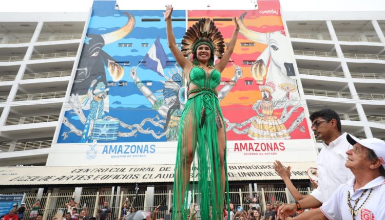 População de Parintins foi às ruas para exaltar Isabelle Nogueira neste domingo