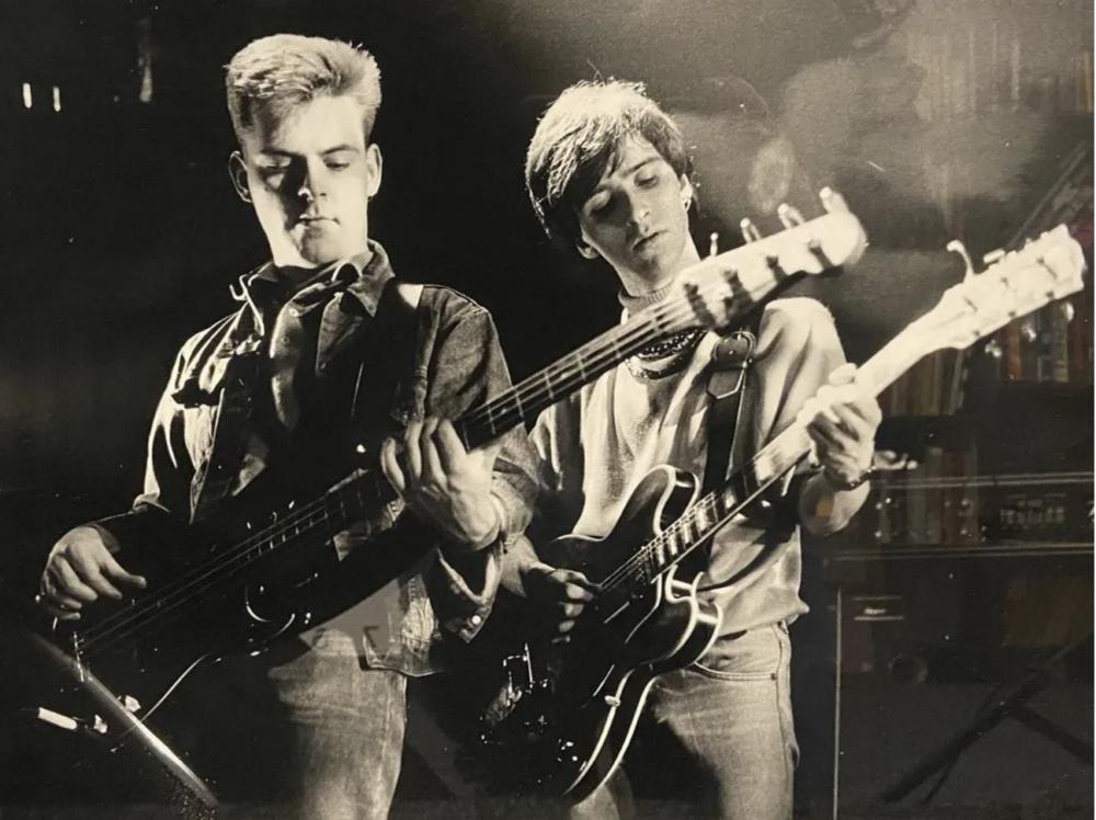 A Trajetória de Andy Rourke: O Legado do Baixista do The Smiths