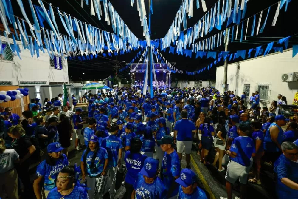 Boi de Rua arrasta multidão azulada do Caprichoso pelas ruas até o Bumbódromo
