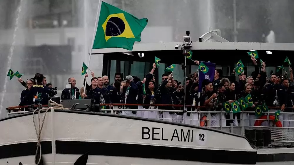 Brasil se apresenta no desfile das nações na Cerimônia de Abertura dos Jogos Olímpicos Paris 2024