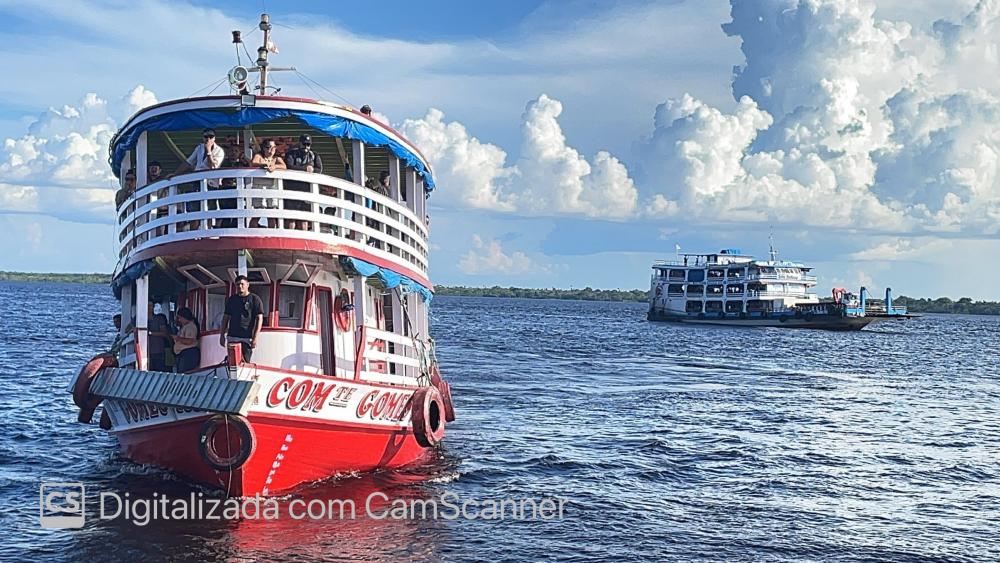 Domingo de muitas partidas e chegadas no porto de Manaus 