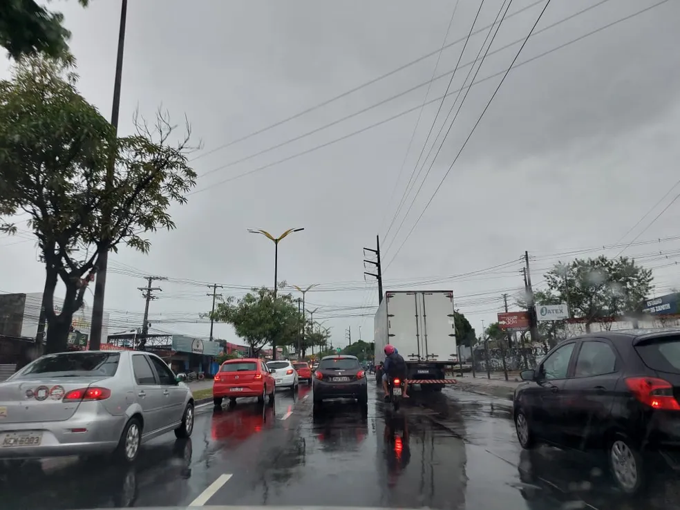 Forte chuva atinge Manaus nesta sexta-feira e congestiona trânsito em diferentes zonas