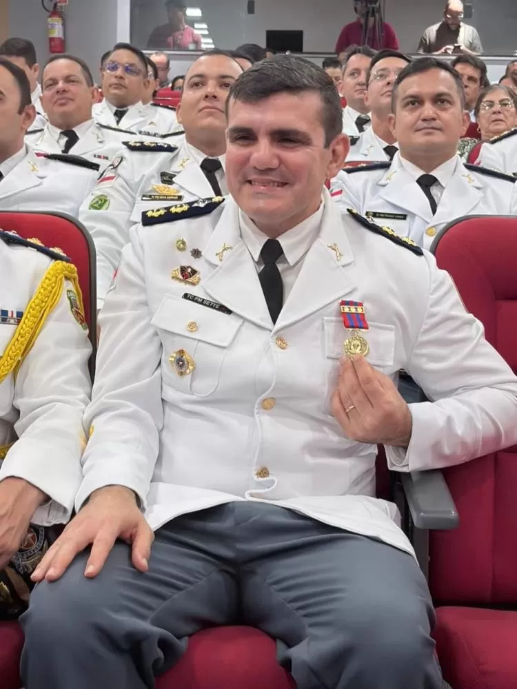 Coronel Sette é homenageado com Medalha Ajuricaba Grau Ouro após conquistar 1º lugar em curso da Polícia Militar do Amazonas.
